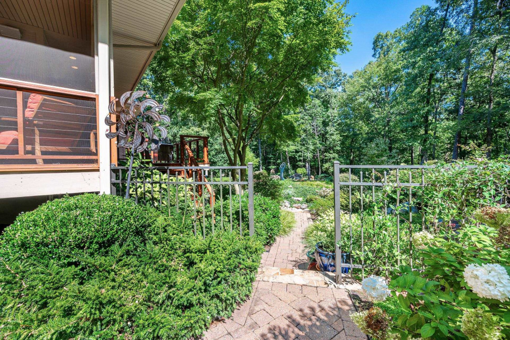 410 Woodgate Dr Chapel Hill, NC 27516