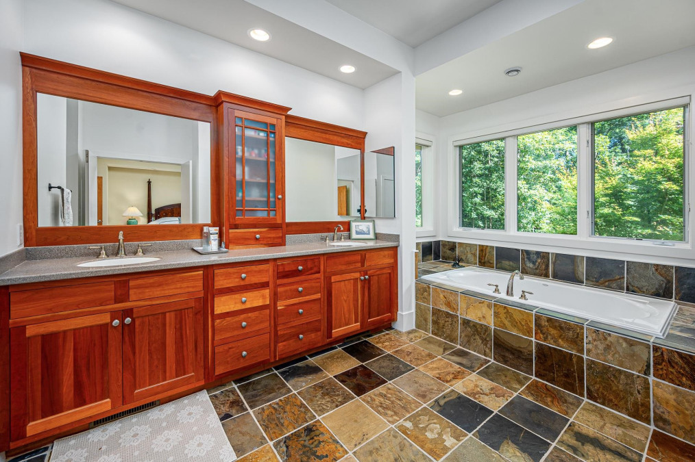410 Woodgate Dr Chapel Hill, NC 27516