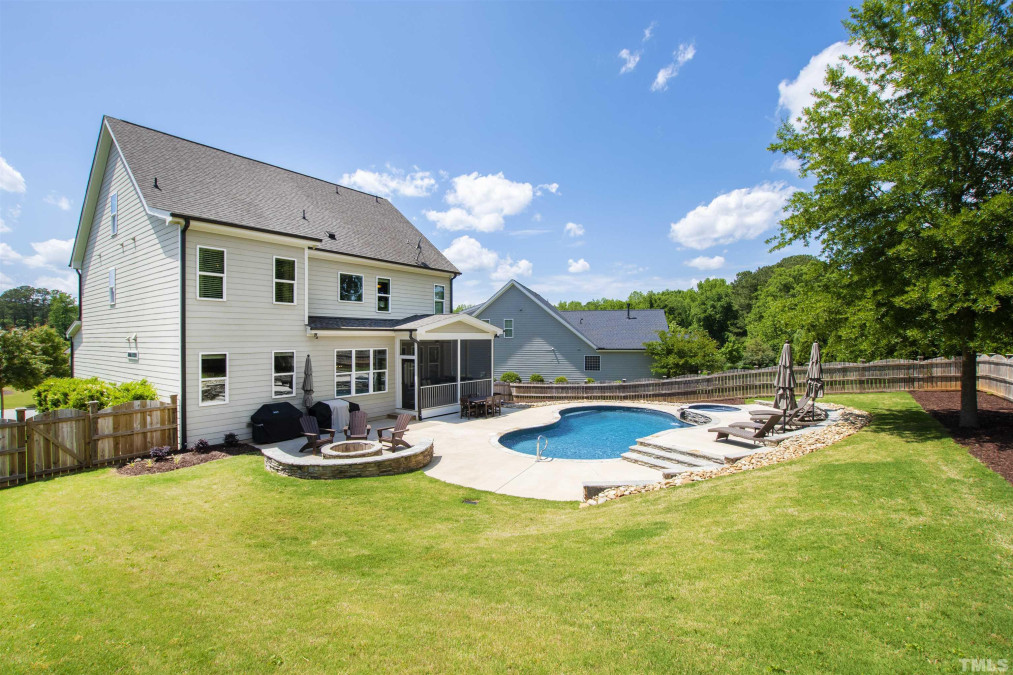2804 Greenbank Mill Dr Fuquay Varina, NC 27526