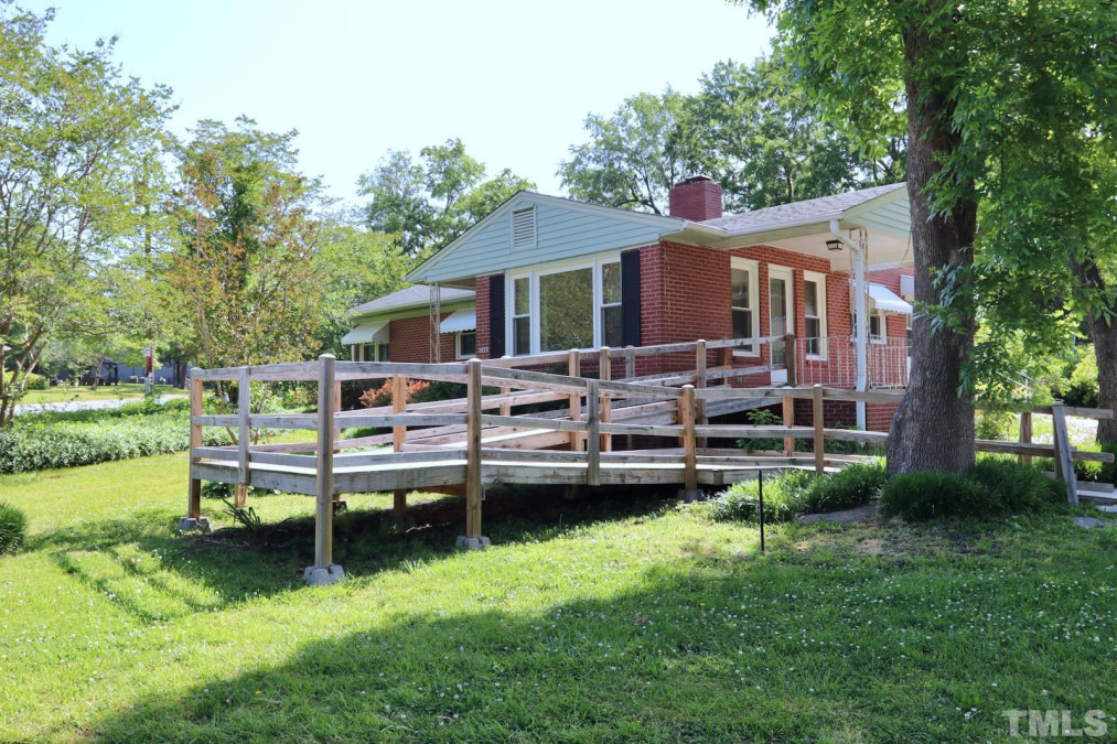1533 Sherwood Dr Burlington, NC 27215