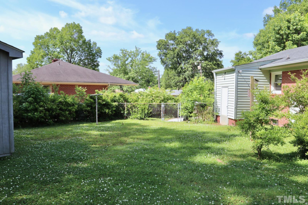 1533 Sherwood Dr Burlington, NC 27215