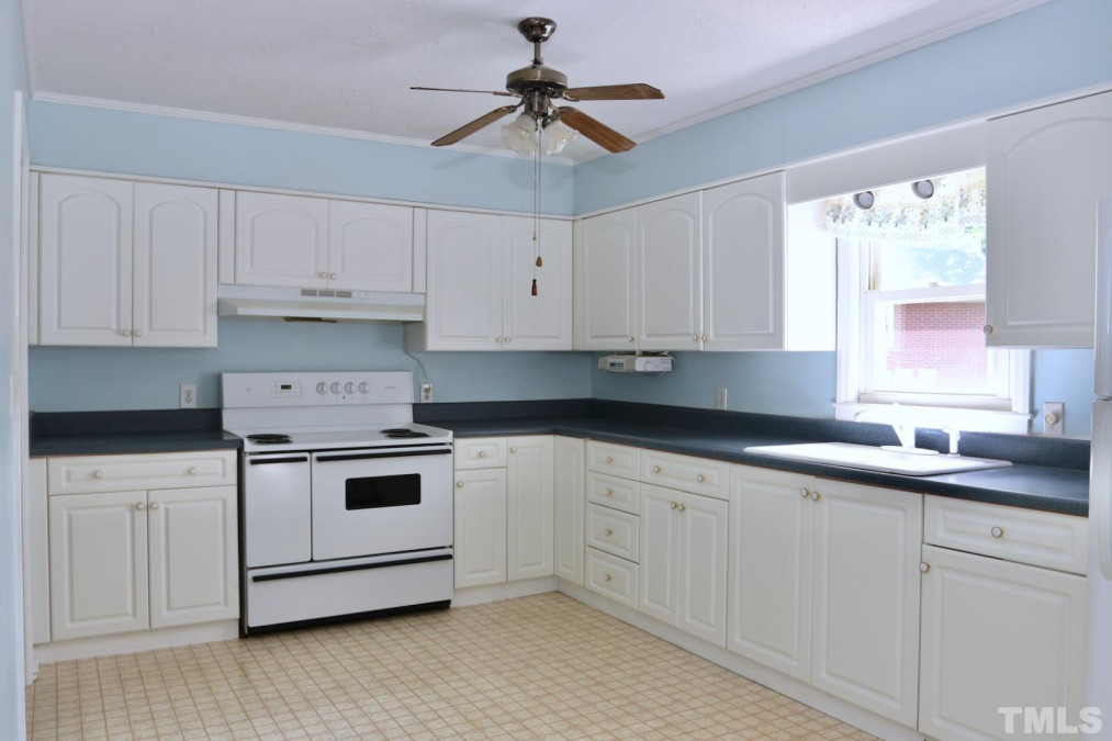 1533 Sherwood Dr Burlington, NC 27215