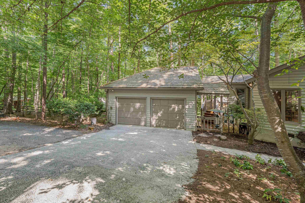 100 Rhododendron Dr Chapel Hill, NC 27517