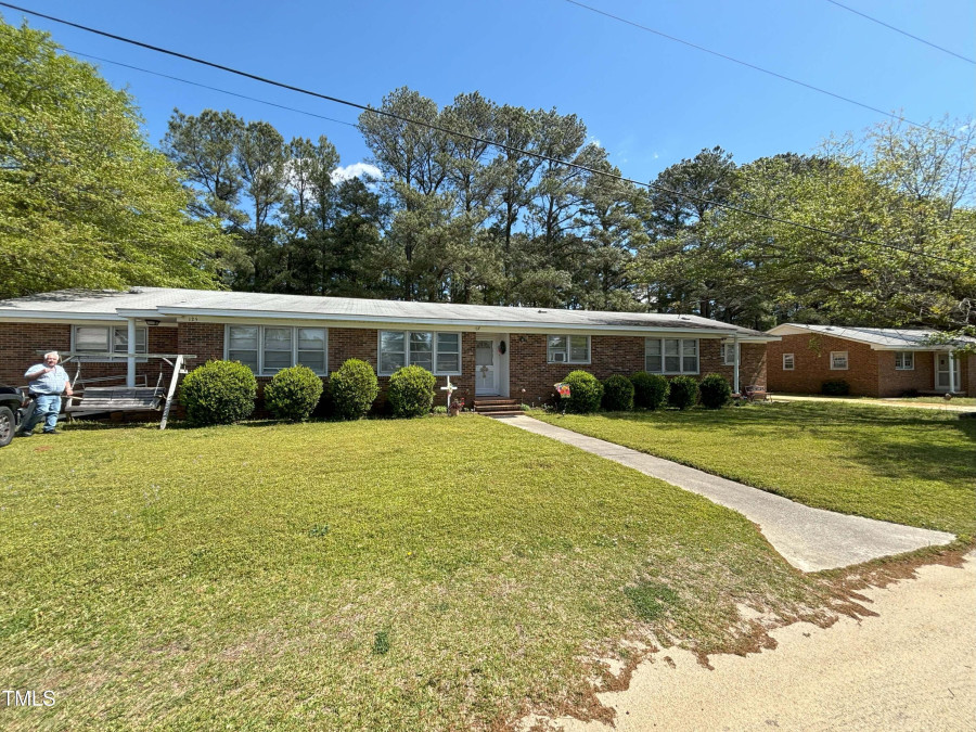 125 Heath St Clinton, NC 28328