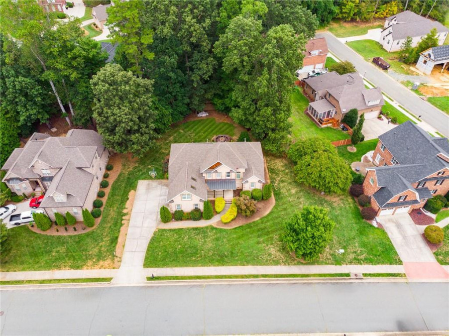 6717 Breeze Pointe Dr Whitsett, NC 27377