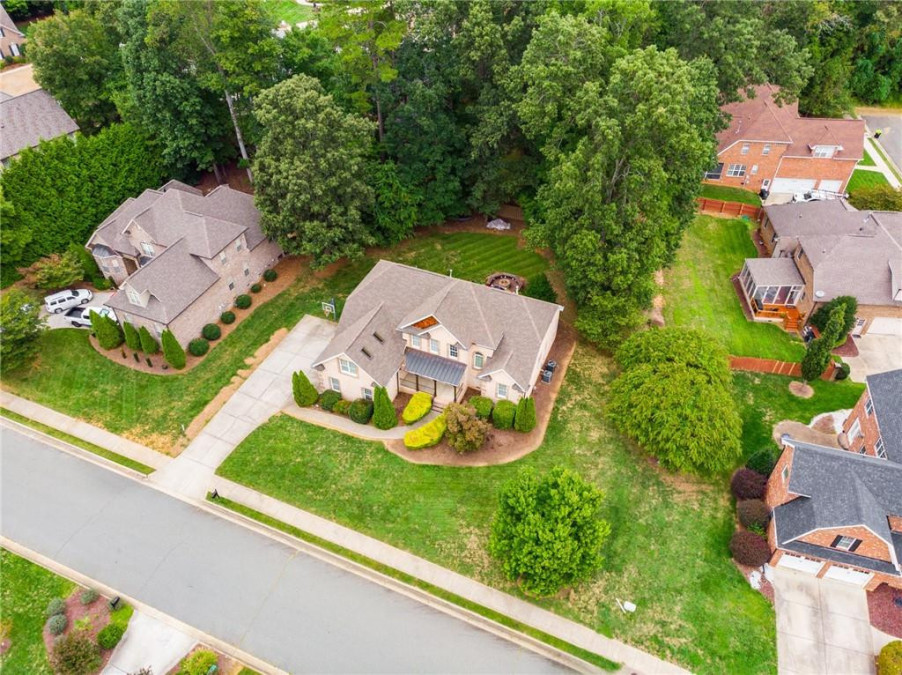 6717 Breeze Pointe Dr Whitsett, NC 27377