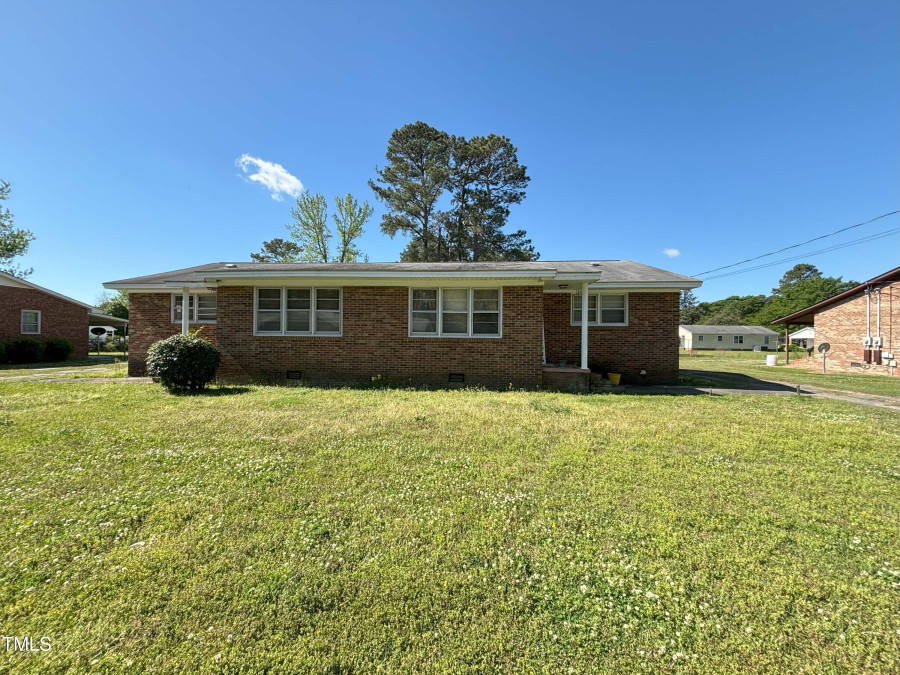 126 Heath St Clinton, NC 28328