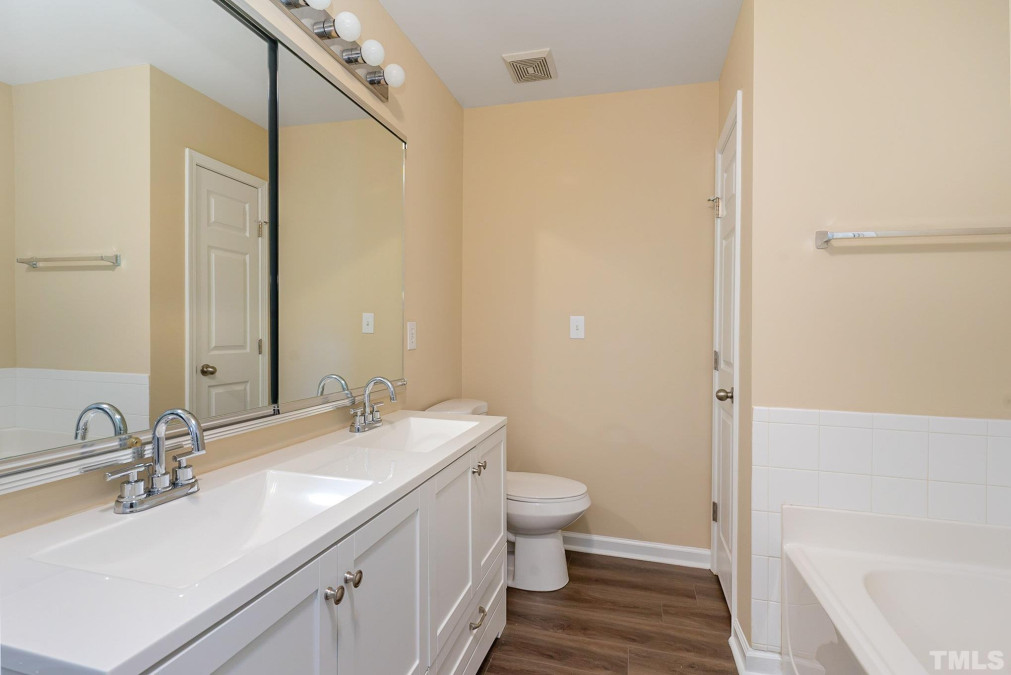8621 Neuse Club Ln Raleigh, NC 27616