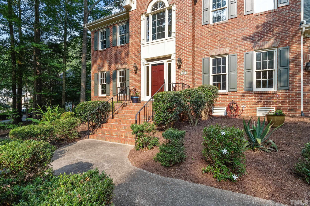 210 Stoneleigh Dr, Cary, NC 27511 Raleigh Realty