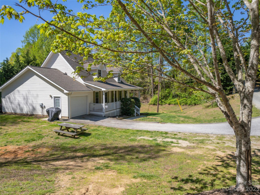 22 Livingston Hill Dr Saluda, NC 28773