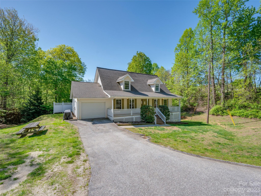 22 Livingston Hill Dr Saluda, NC 28773