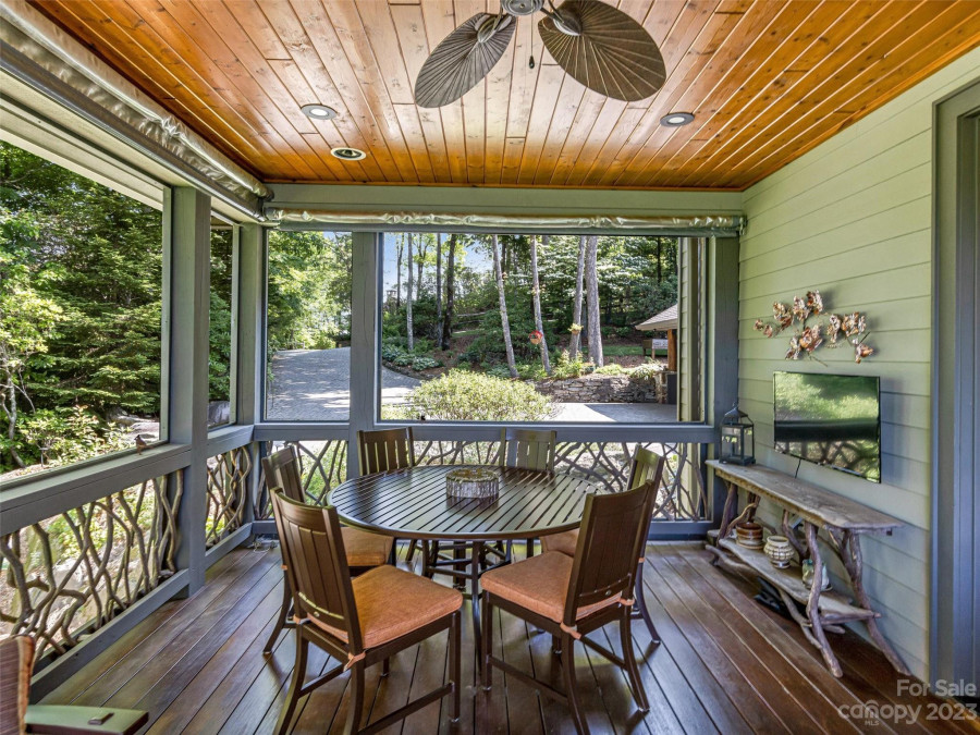 381 Toxaway Ct Lake Toxaway, NC 28747