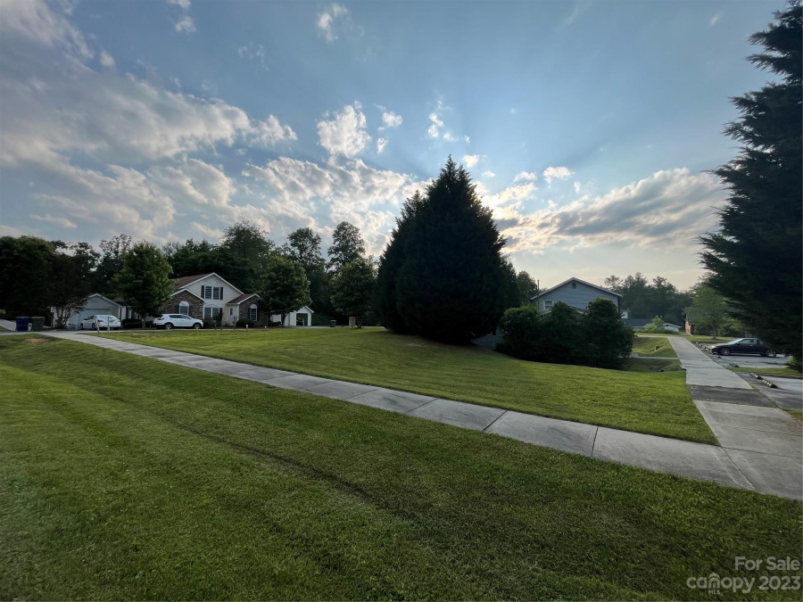 27 Turnabout Ln Hendersonville, NC 28739