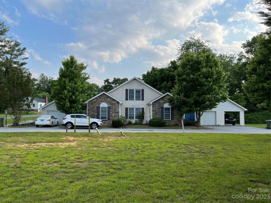 27 Turnabout Ln Hendersonville, NC 28739