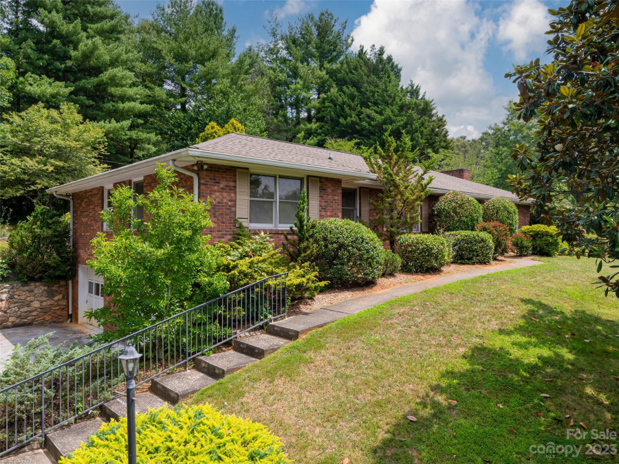 63 Woodland Hills Rd Asheville, NC 28804