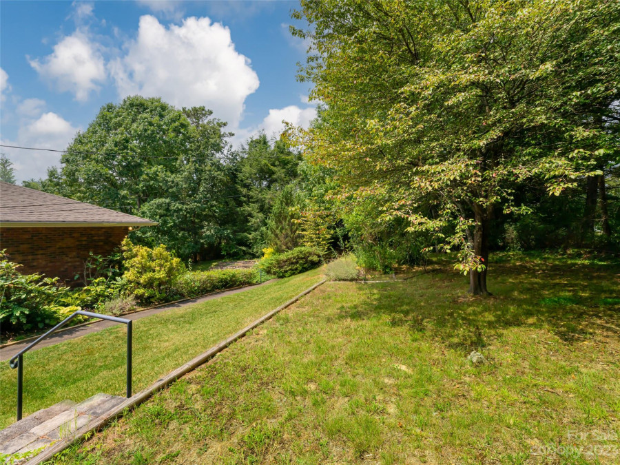 63 Woodland Hills Rd Asheville, NC 28804