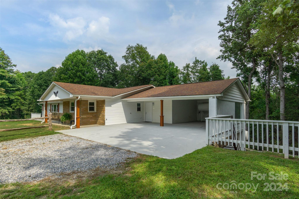 468 Deer Park Lake Rd Spruce Pine, NC 28777