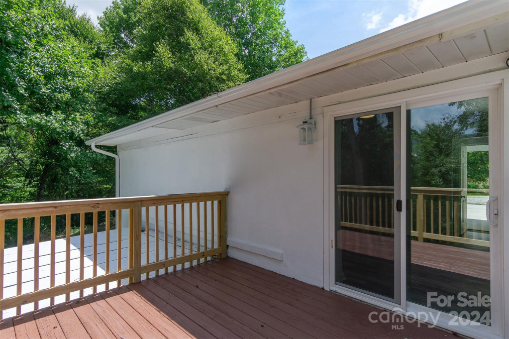 468 Deer Park Lake Rd Spruce Pine, NC 28777