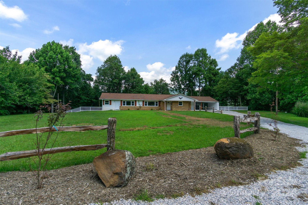 468 Deer Park Lake Rd Spruce Pine, NC 28777