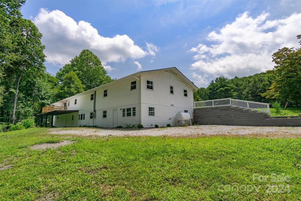 468 Deer Park Lake Rd Spruce Pine, NC 28777