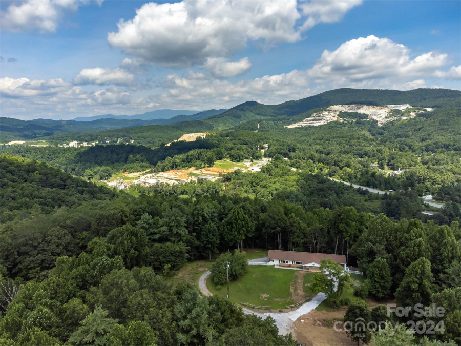 468 Deer Park Lake Rd Spruce Pine, NC 28777