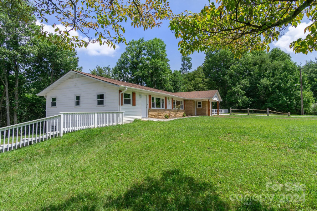 468 Deer Park Lake Rd Spruce Pine, NC 28777