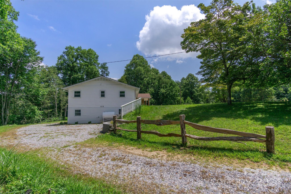 468 Deer Park Lake Rd Spruce Pine, NC 28777