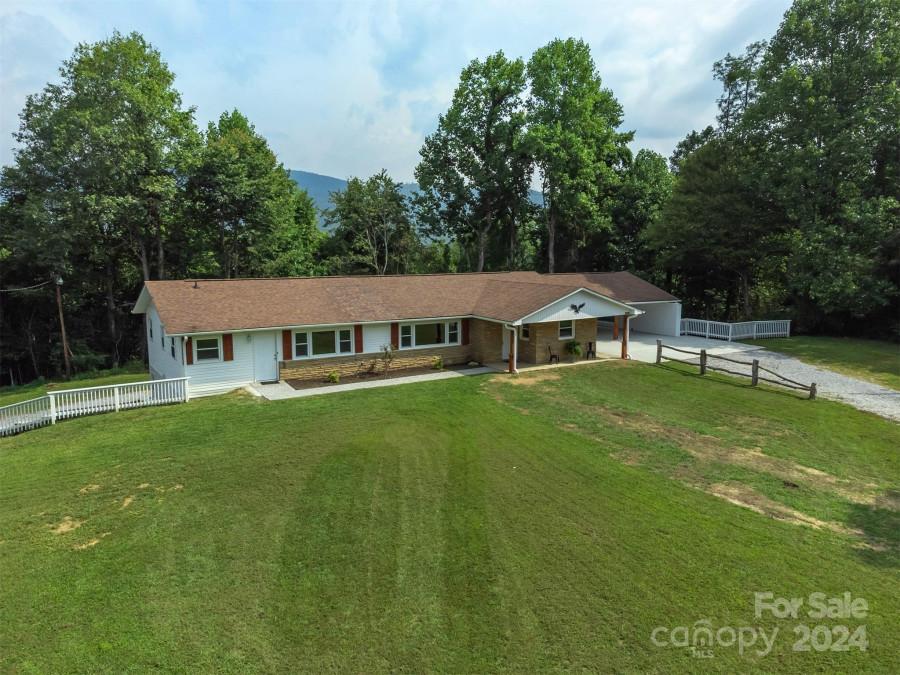 468 Deer Park Lake Rd Spruce Pine, NC 28777