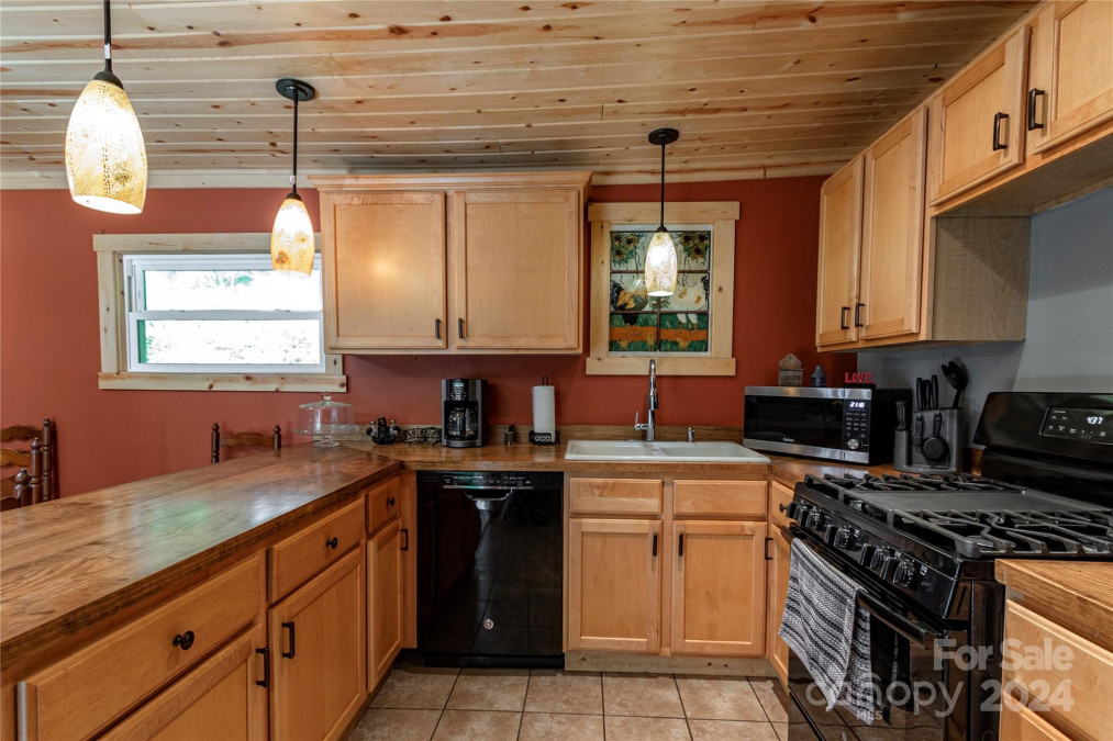 771 Deep Gap Rd Burnsville, NC 28714