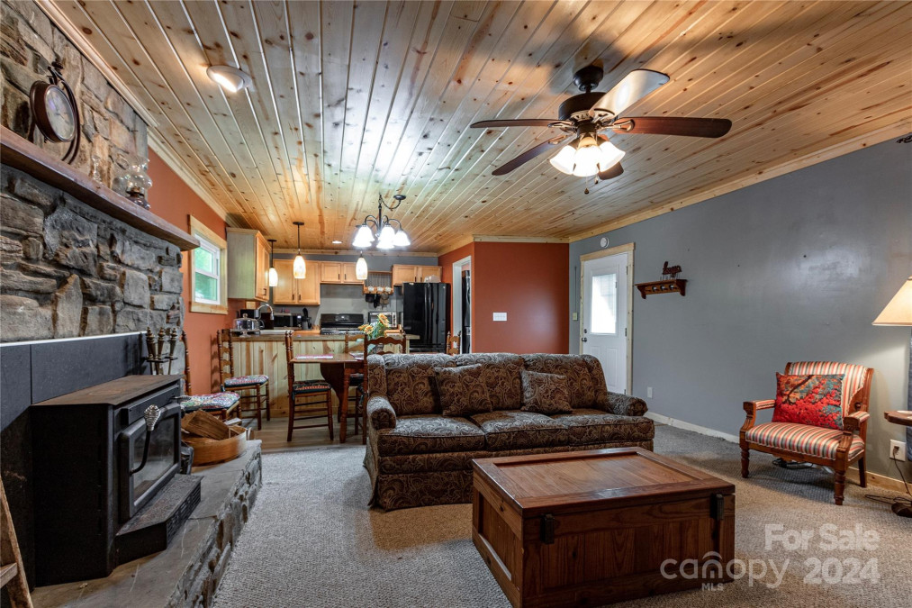 771 Deep Gap Rd Burnsville, NC 28714