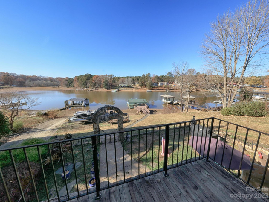 6860 Shade Tree Ln Sherrills Ford, NC 28673