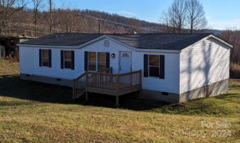 1218 Sugarloaf Mountain Rd Hendersonville, NC 28792