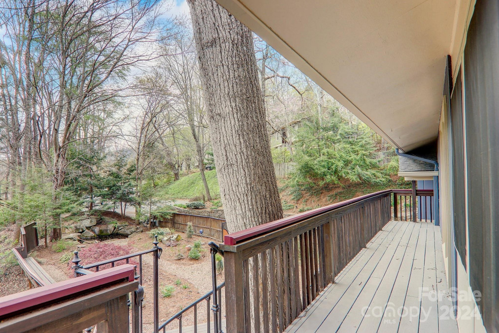 90 Sleepy Hollow Dr Asheville, NC 28805