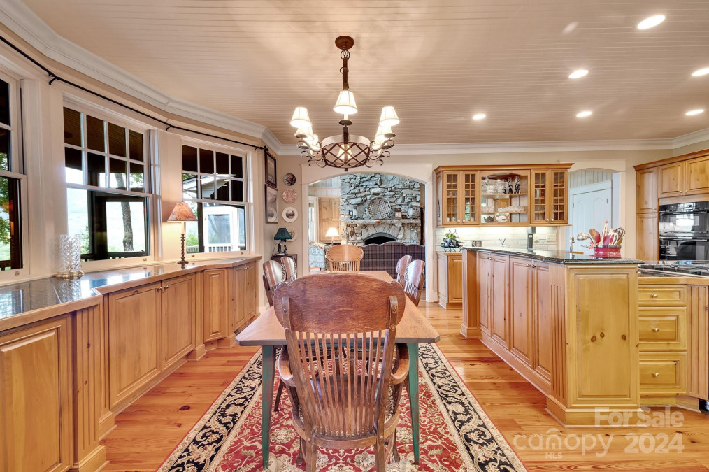 377 Hawk Mountain Rd Lake Toxaway, NC 28747