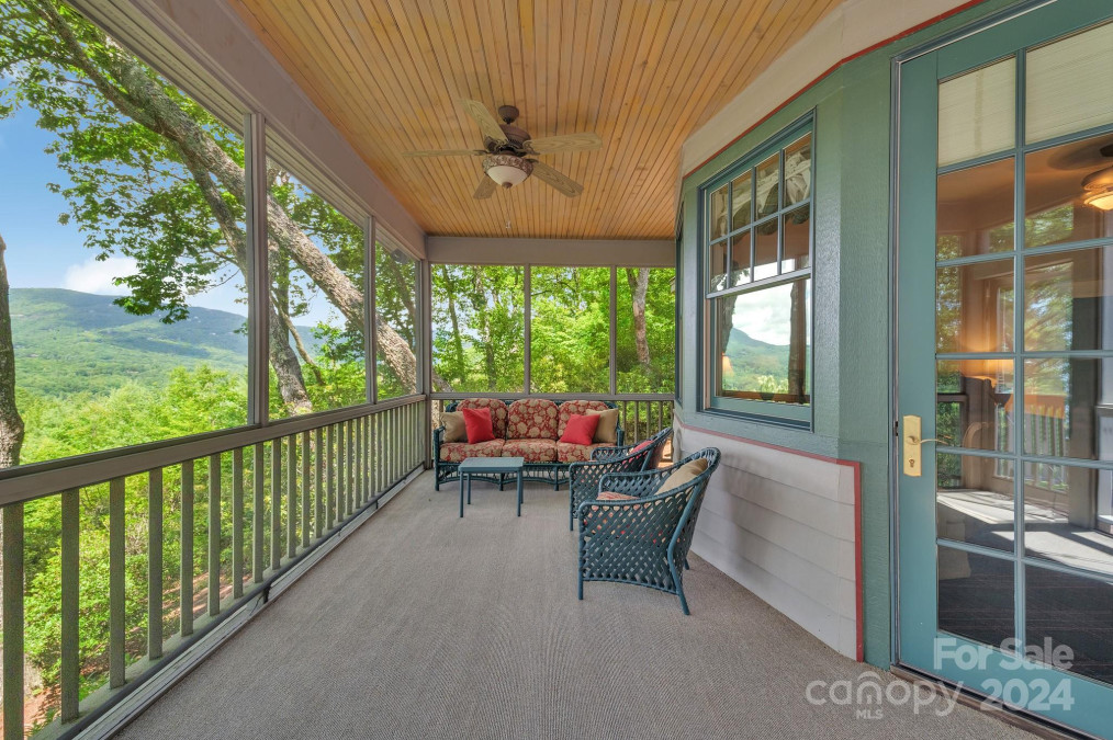 377 Hawk Mountain Rd Lake Toxaway, NC 28747