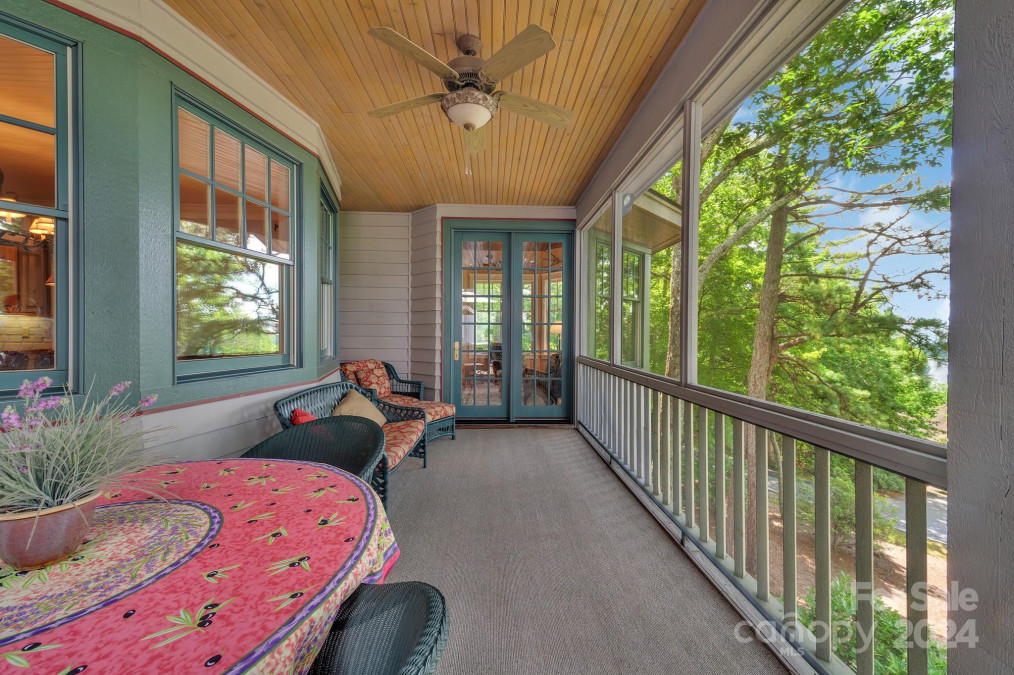 377 Hawk Mountain Rd Lake Toxaway, NC 28747