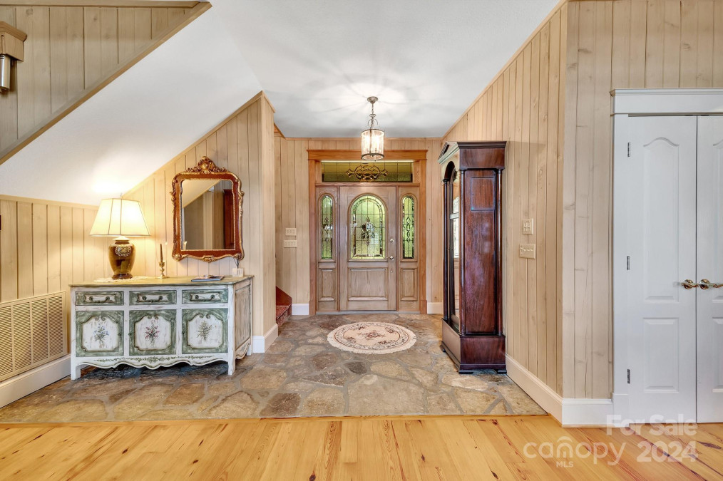 377 Hawk Mountain Rd Lake Toxaway, NC 28747