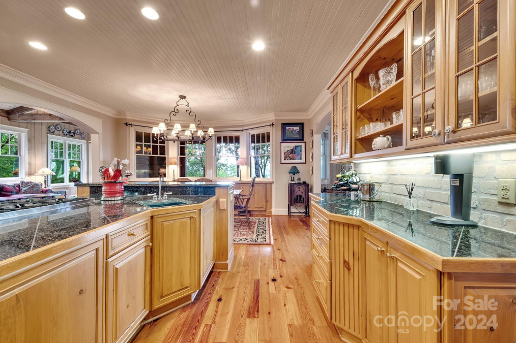 377 Hawk Mountain Rd Lake Toxaway, NC 28747