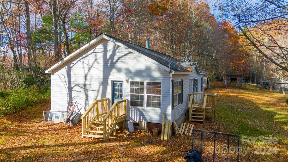 1960 Hanging Rock Rd Spruce Pine, NC 28777