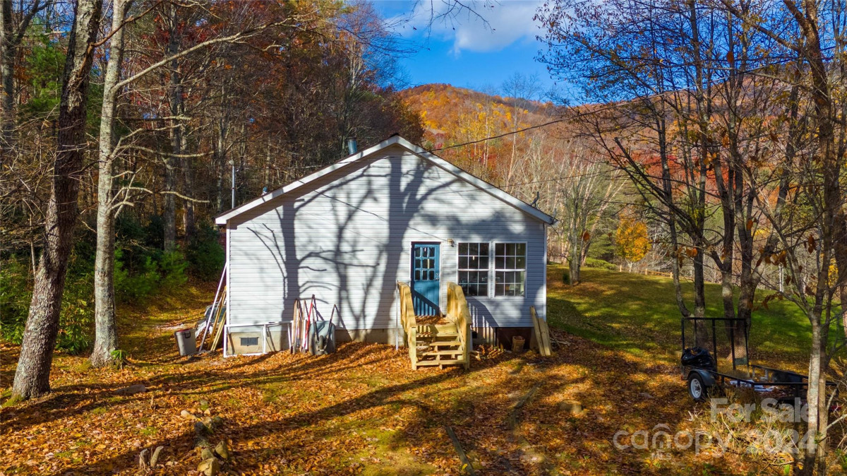 1960 Hanging Rock Rd Spruce Pine, NC 28777