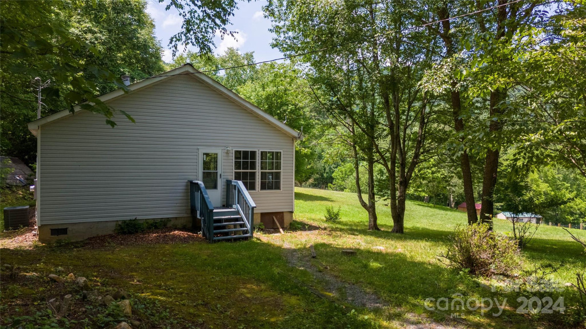 1960 Hanging Rock Rd Spruce Pine, NC 28777