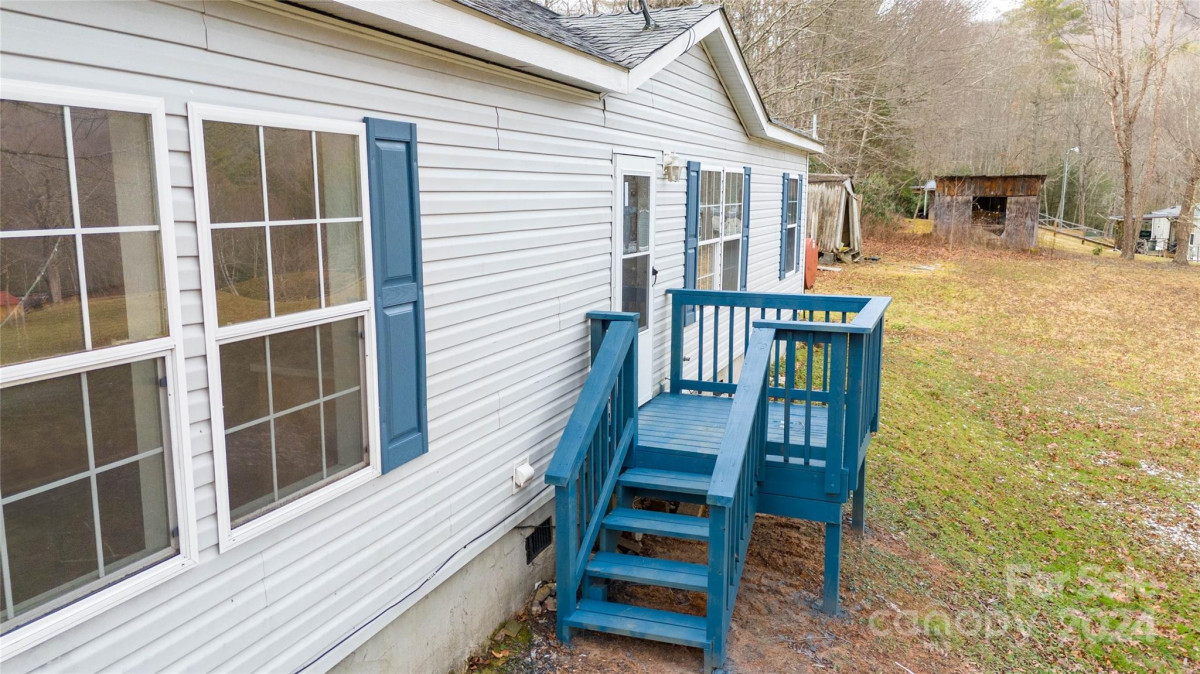 1960 Hanging Rock Rd Spruce Pine, NC 28777