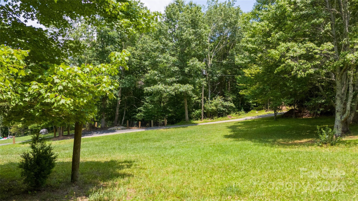 1960 Hanging Rock Rd Spruce Pine, NC 28777