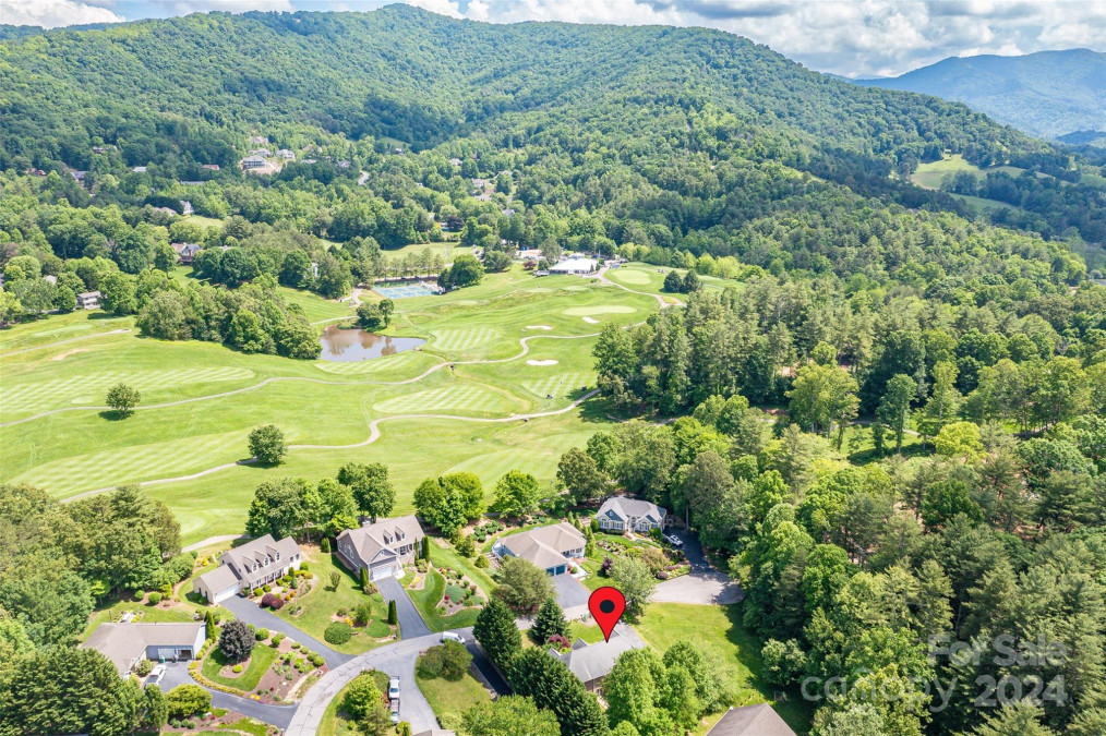 27 Fairway View Dr Weaverville, NC 28787