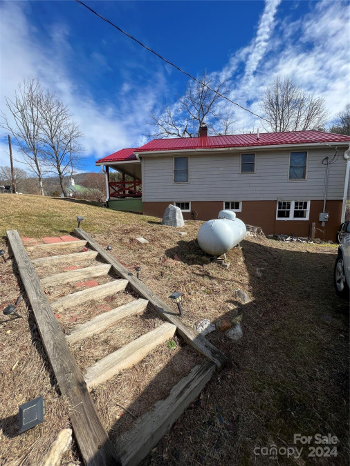 40 Mullin Hill Rd Spruce Pine, NC 28777