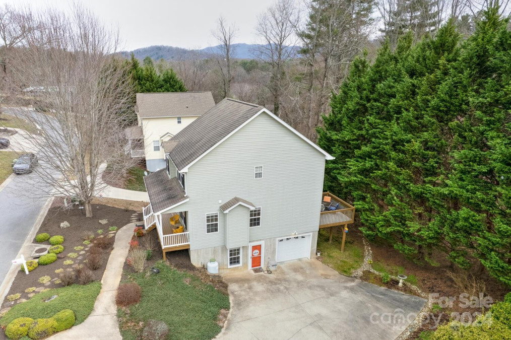 18 Attaberry Ct Asheville, NC 28805