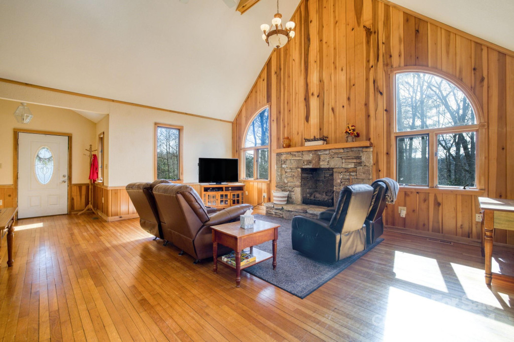 223 Butterfly Hill Rd Lake Toxaway, NC 28747