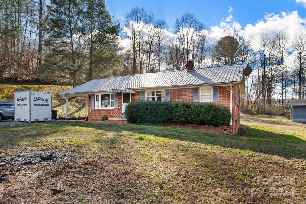 80 Robinson Holler Dr Marion, NC 28752