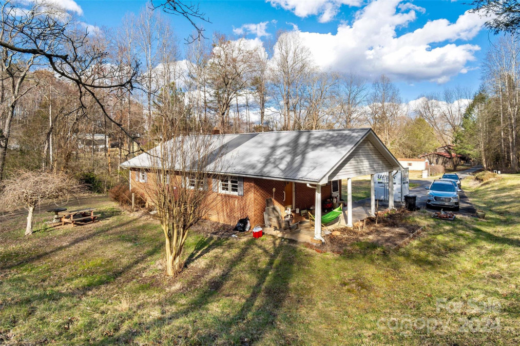 80 Robinson Holler Dr Marion, NC 28752