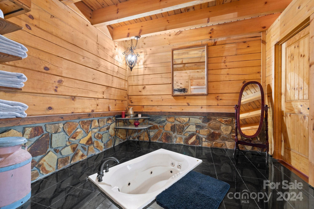 1694 Humpback Mountain Rd Spruce Pine, NC 28777